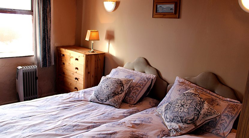 338_bedroom2